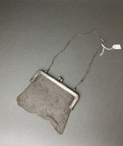BORSA DA BALLO in argento (800).
Di forma quadrata