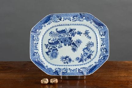 CHINE
Grand plat rectangulaire à pans coupés en po