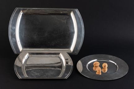 SET DI DUE PIATTI in argento (950). 
PARIGI, BANCE