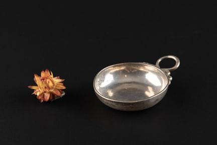 TASSE A VIN en argent (950). 
NANTES, orfèvre ILC 