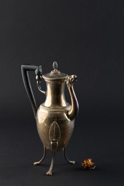 CAFETIERE en argent (950).
PARIS, orfèvre AV (?), 