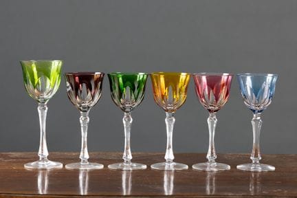 Ensemble de six verres de couleurs, cinq marqués "
