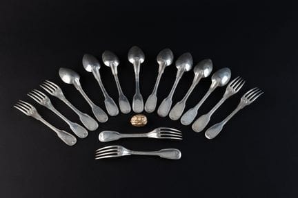 HUIT CUILLERS A SOUPE ET SEPT FOURCHETTES DE TABLE