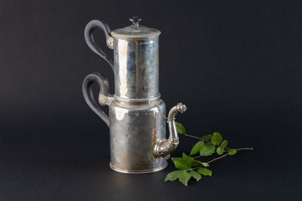 CAFETIERE A FILTRE en argent (950).
PARIS, Charles