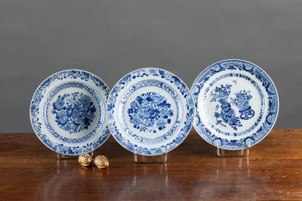 CHINE
Trois assiettes dont une paire en porcelaine