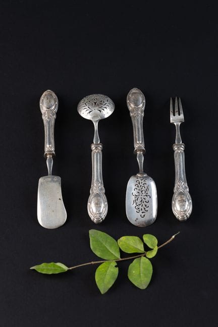 SERVICE A FRIANDISES en argent (950).
PARIS, Pierr
