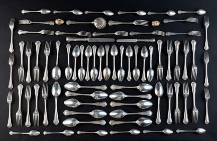 PARTIE DE MENAGERE en argent (950) (124 pièces).
P