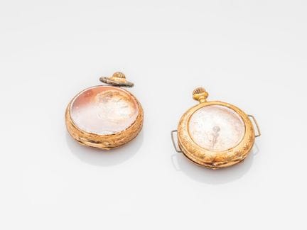 Set of two lapel watches with 750°/°° (18K) yellow