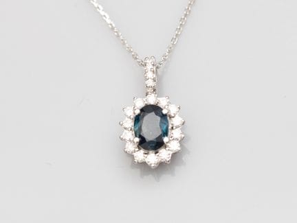 750°/°° (18K) white gold pendant, set with an oval