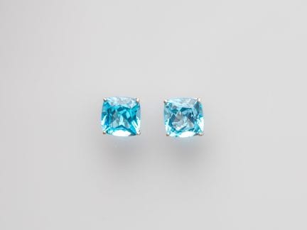 Pair of 750°/°° (18K) white gold earrings, each se