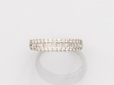 750°/°° (18K) white gold ring, set with a row of s