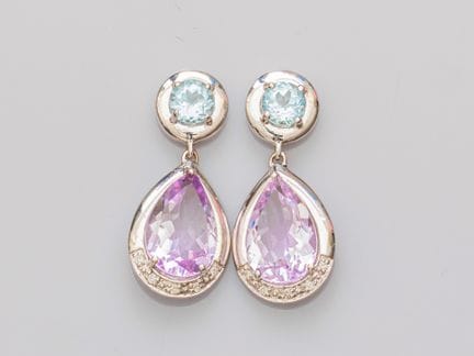 Pair of earrings in 750°/°°(18K) white gold, set w