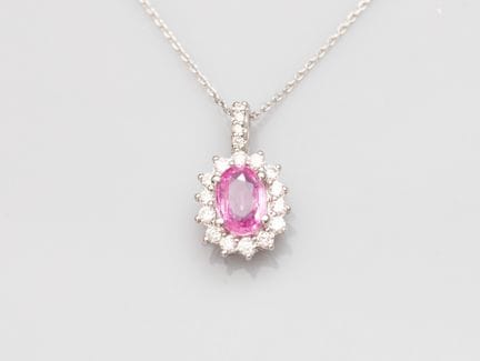 750°/°° (18K) white gold pendant, set with an oval