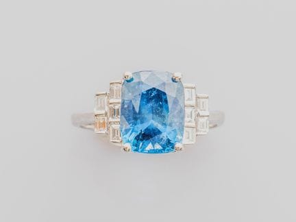 750°/°° (18K) white gold ring, set with a beautifu