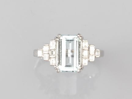 750°/° white gold ring, set with a rectangular aqu