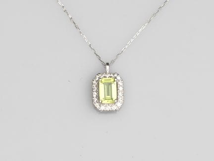 Platinum necklace, set with a rectangular peridot 