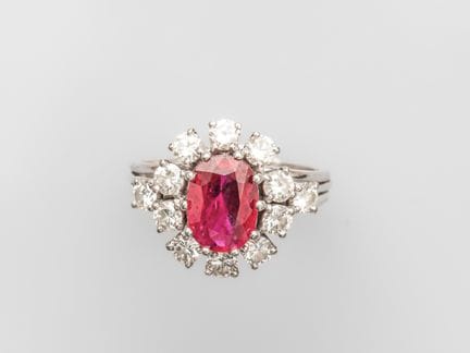 750°/°° (18K) white gold daisy ring, set with an o