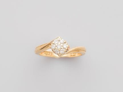 750°/°° (18K) yellow gold ring, set with a small p