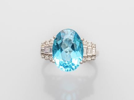 A 750°/°° (18K) white gold ring, set with an oval 