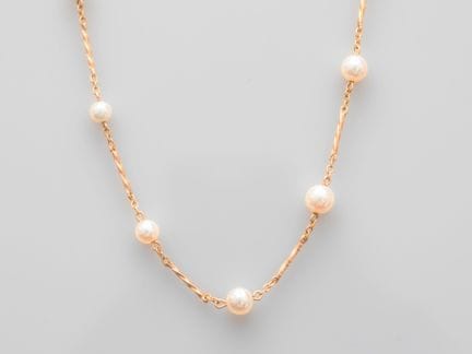 Delicate 750°/°° (18K) gold necklace featuring a t