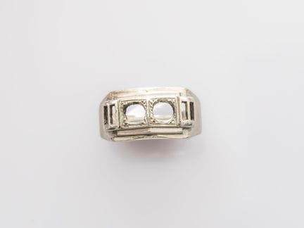 750°/°° (18K) white gold signet ring setting, with