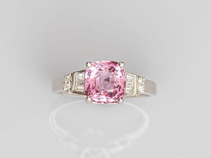 750°/°° (18K) white gold ring, set with a 2.25 ct 