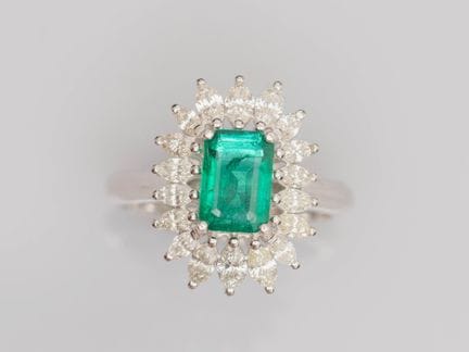 750°/°° (18K) white gold ring, set with a beautifu