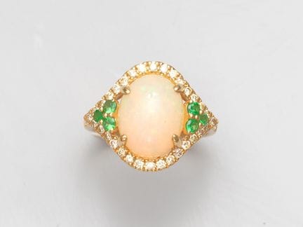 Ring in 750°/°°(18K) yellow gold, set with a caboc