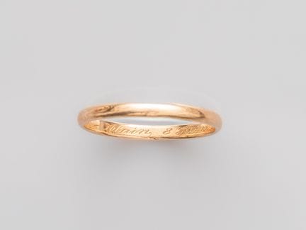 750°/°° (18K) rose gold wedding band, engraved on 