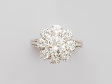 750°/°° (18K) white gold daisy ring, set with a ha