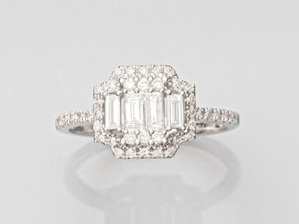 Ring in 750°/°°(18K) white gold; set with a line o