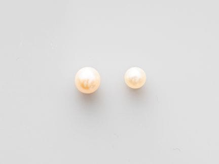 Two 750°/°° (18K) yellow gold earrings, each set w