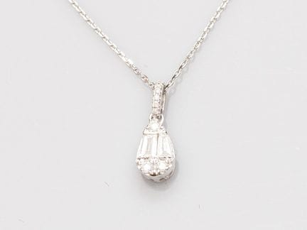 750°/°° (18K) white gold teardrop pendant, set wit