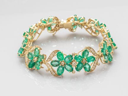 A striking hinged bracelet in 750°/°° (18K) yellow