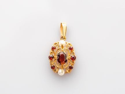 Oval pendant made of 750°/°° (18K) yellow gold, ad