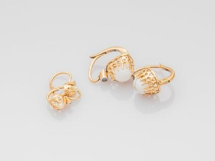 Two pairs of 750°/°° (18K) gold dangle earrings, s