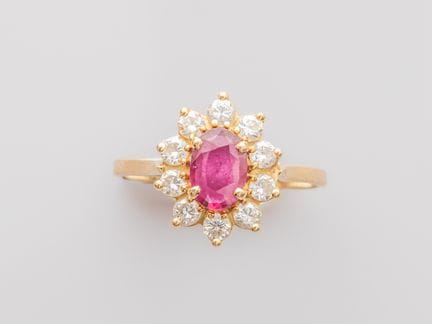750°/°° (18K) yellow gold daisy ring, set with a f