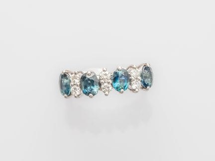 750°/°° (18K) white gold ring, set with oval sapph