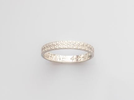 Platinum wedding band, finely guilloché. 2.59 g. T