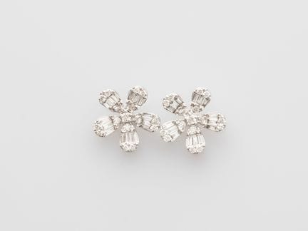 Pair of flower-shaped earrings in 750°/°° (18K) wh