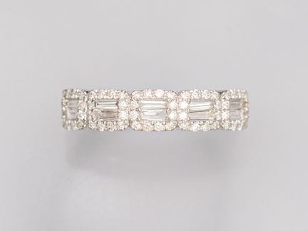 750°/°° (18K) white gold ring, set with baguette-c