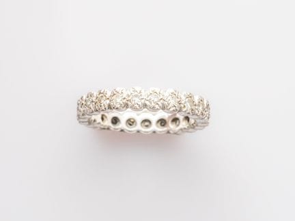 750°/°° (18K) white gold diamond wedding band, set