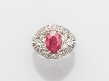 750°/°° (18K) white gold band ring, set with a tre