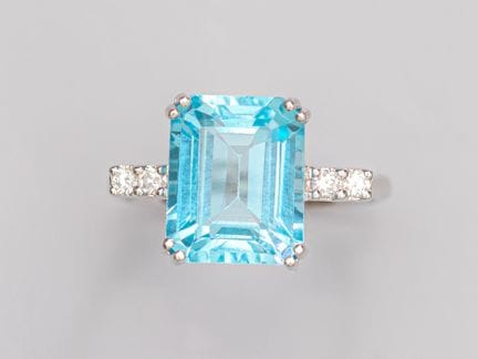 750°/°° (18K) white gold ring, set with a rectangu