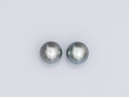 Pair of 750°/°° (18K) white gold earrings, each se