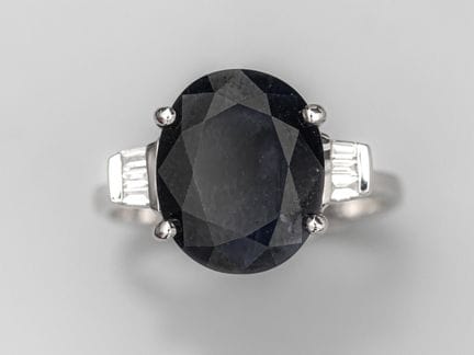 750°/°° (18K) white gold ring, set with a dark ova