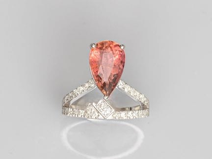 750°/°° (18K) white gold duchess ring, set with a 