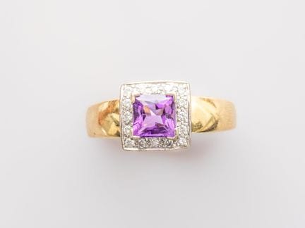 Two-tone gold ring, set with a princess-cut amethy
