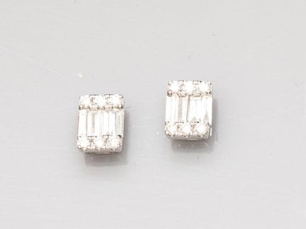 Pair of rectangular earrings in 750°/°° (18K) whit