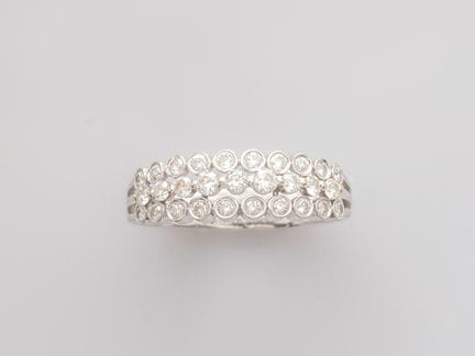 750°/°° (18K) white gold band ring, set with three
